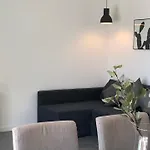 *central Lakeside Apt*swimming Pool & Free Parking Apartamento *